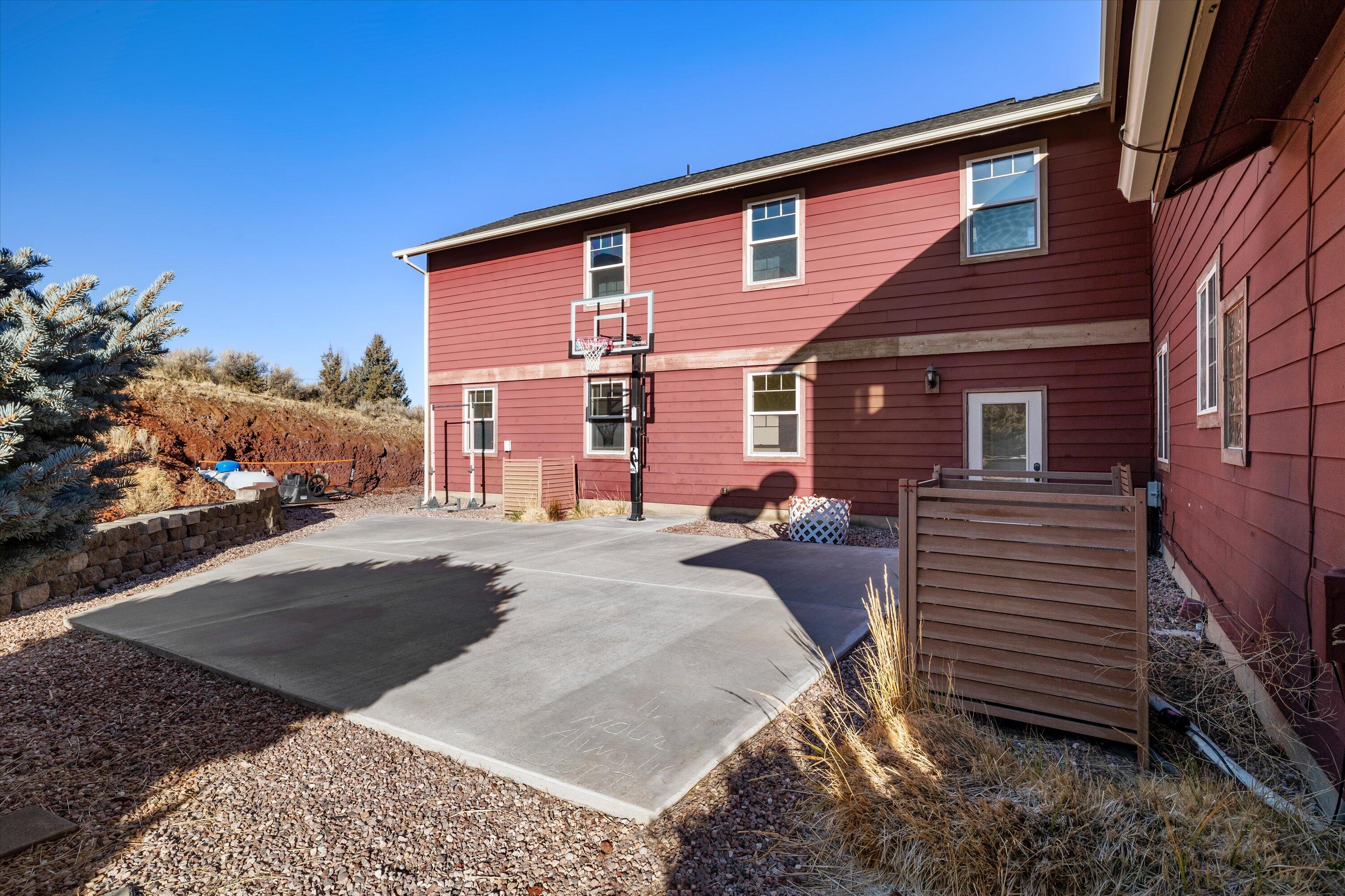 Terrebonne, Oregon 97760, United States, 6 Bedrooms Bedrooms, ,4 BathroomsBathrooms,Residential,Pending,100539