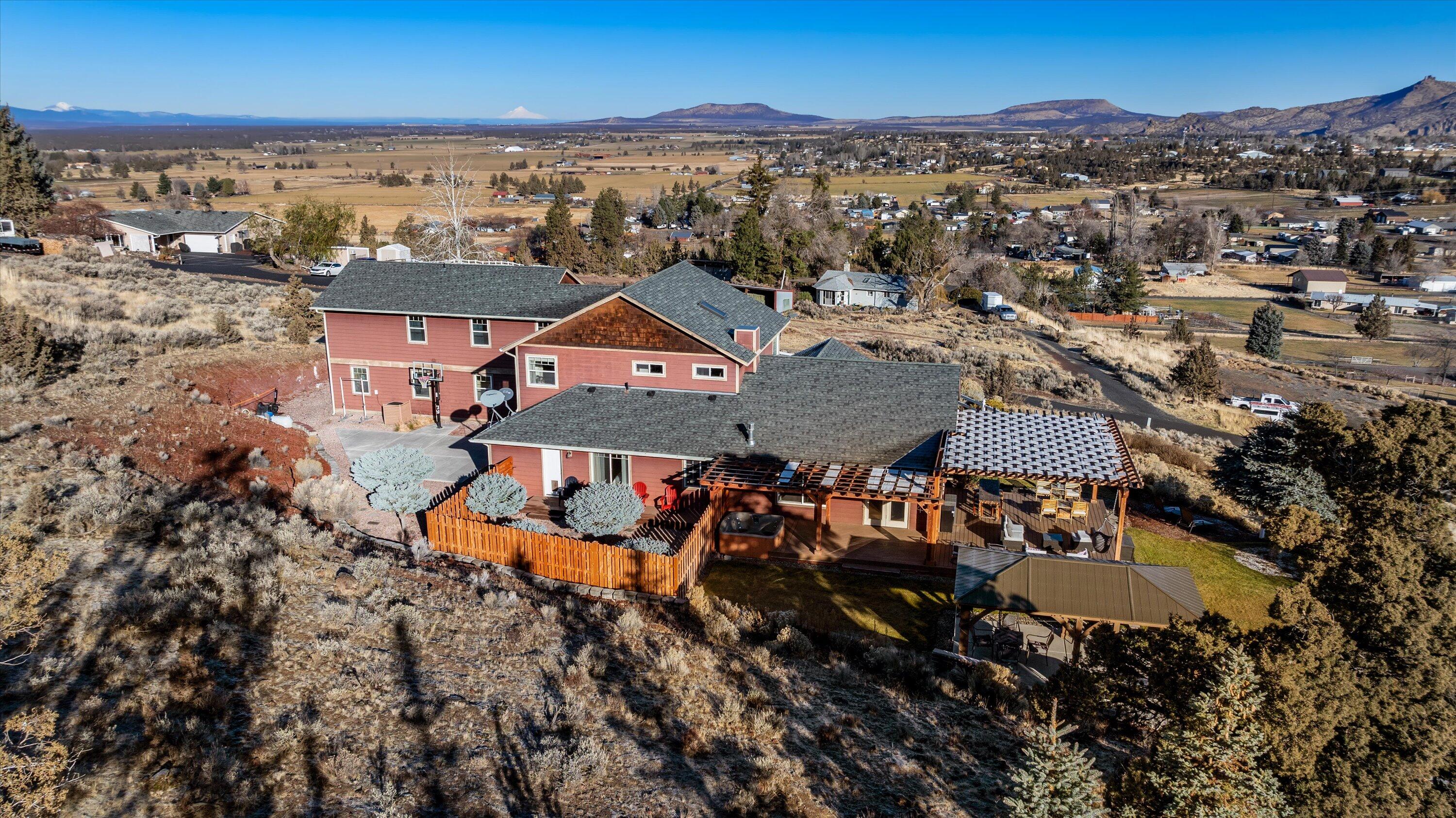 Terrebonne, Oregon 97760, United States, 6 Bedrooms Bedrooms, ,4 BathroomsBathrooms,Residential,Pending,100539