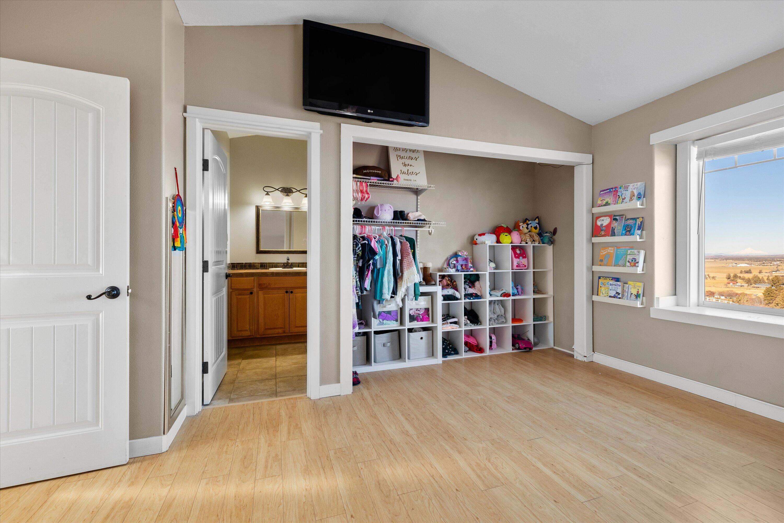 Terrebonne, Oregon 97760, United States, 6 Bedrooms Bedrooms, ,4 BathroomsBathrooms,Residential,Pending,100539