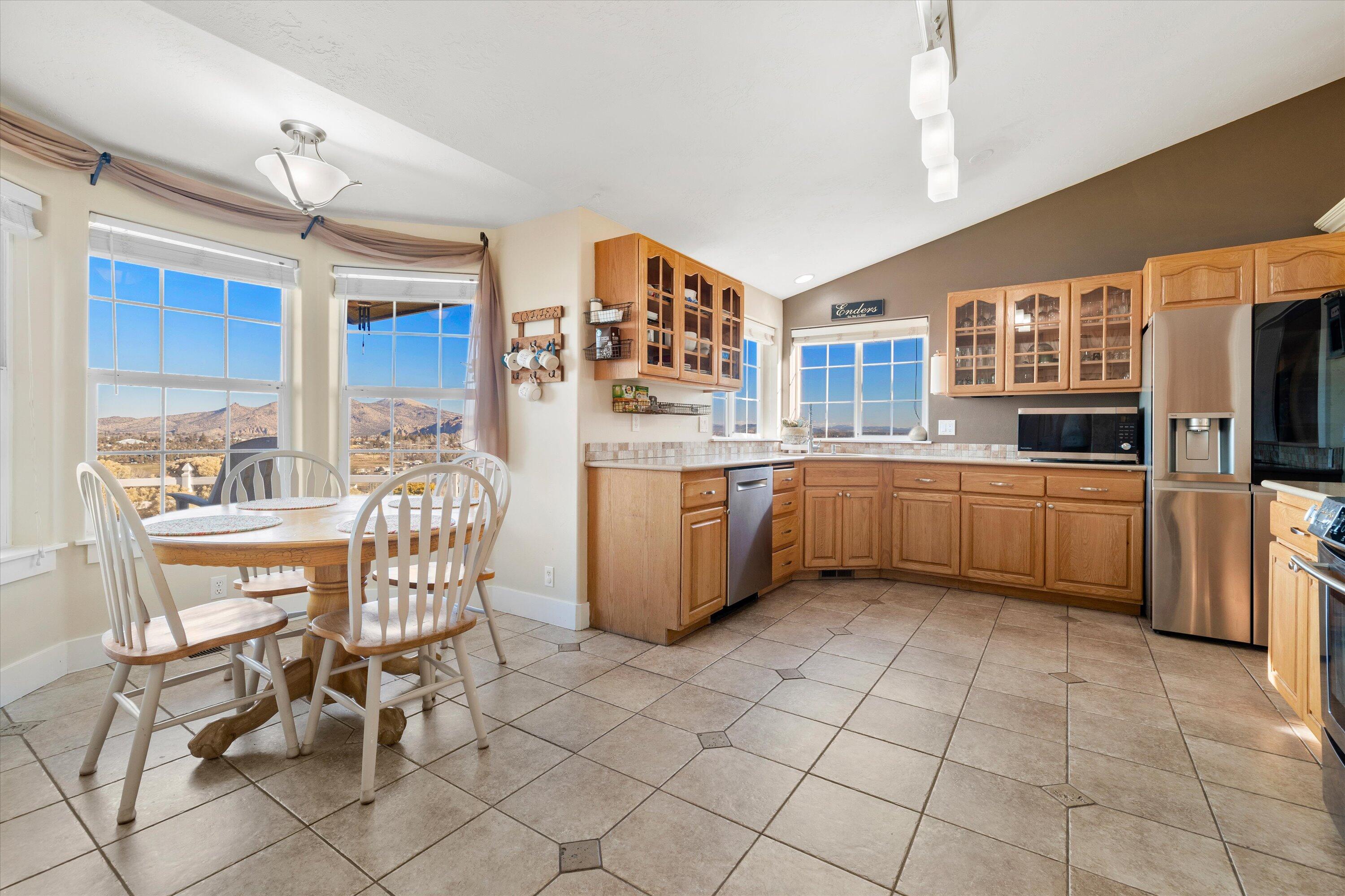 Terrebonne, Oregon 97760, United States, 6 Bedrooms Bedrooms, ,4 BathroomsBathrooms,Residential,Pending,100539