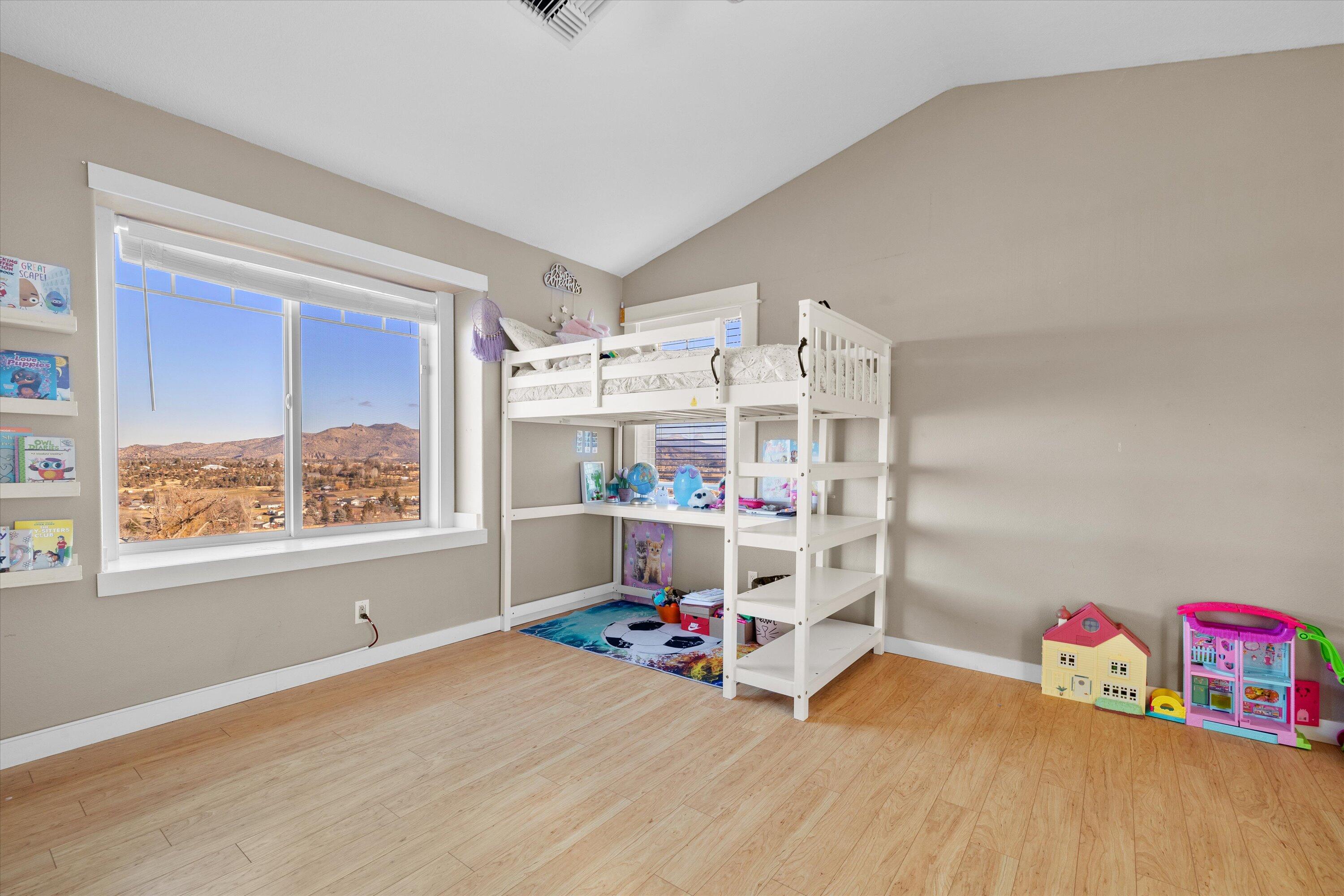 Terrebonne, Oregon 97760, United States, 6 Bedrooms Bedrooms, ,4 BathroomsBathrooms,Residential,Pending,100539