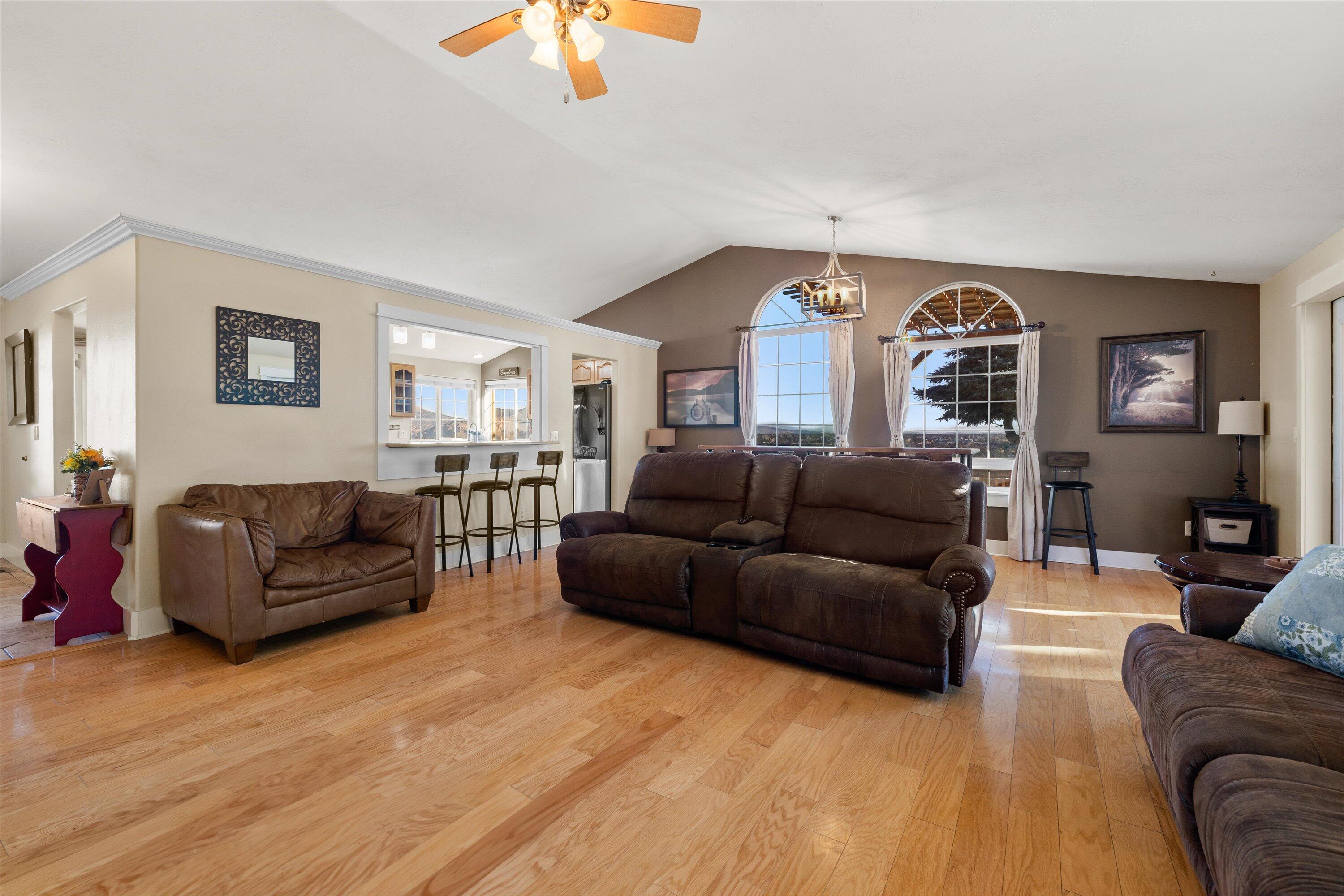 Terrebonne, Oregon 97760, United States, 6 Bedrooms Bedrooms, ,4 BathroomsBathrooms,Residential,Pending,100539