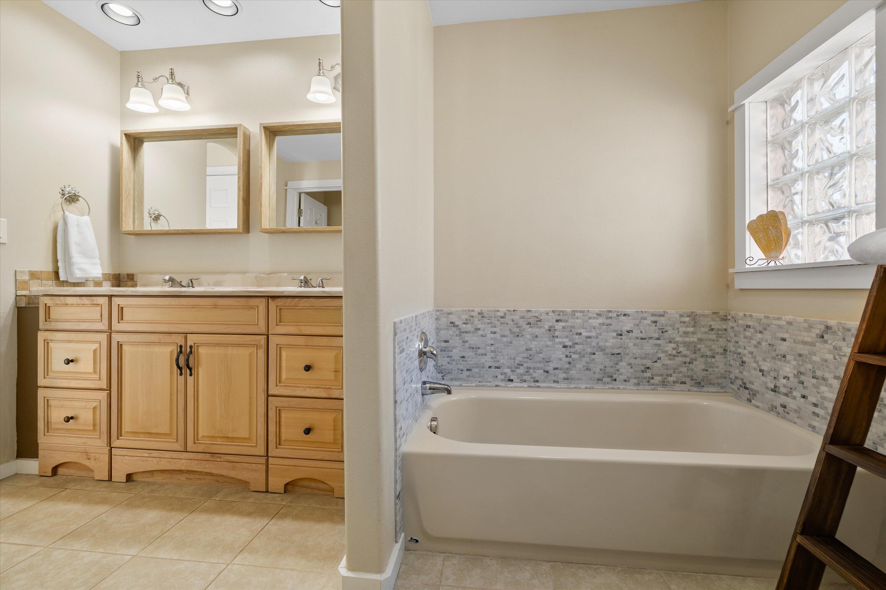 Terrebonne, Oregon 97760, United States, 6 Bedrooms Bedrooms, ,4 BathroomsBathrooms,Residential,Pending,100539