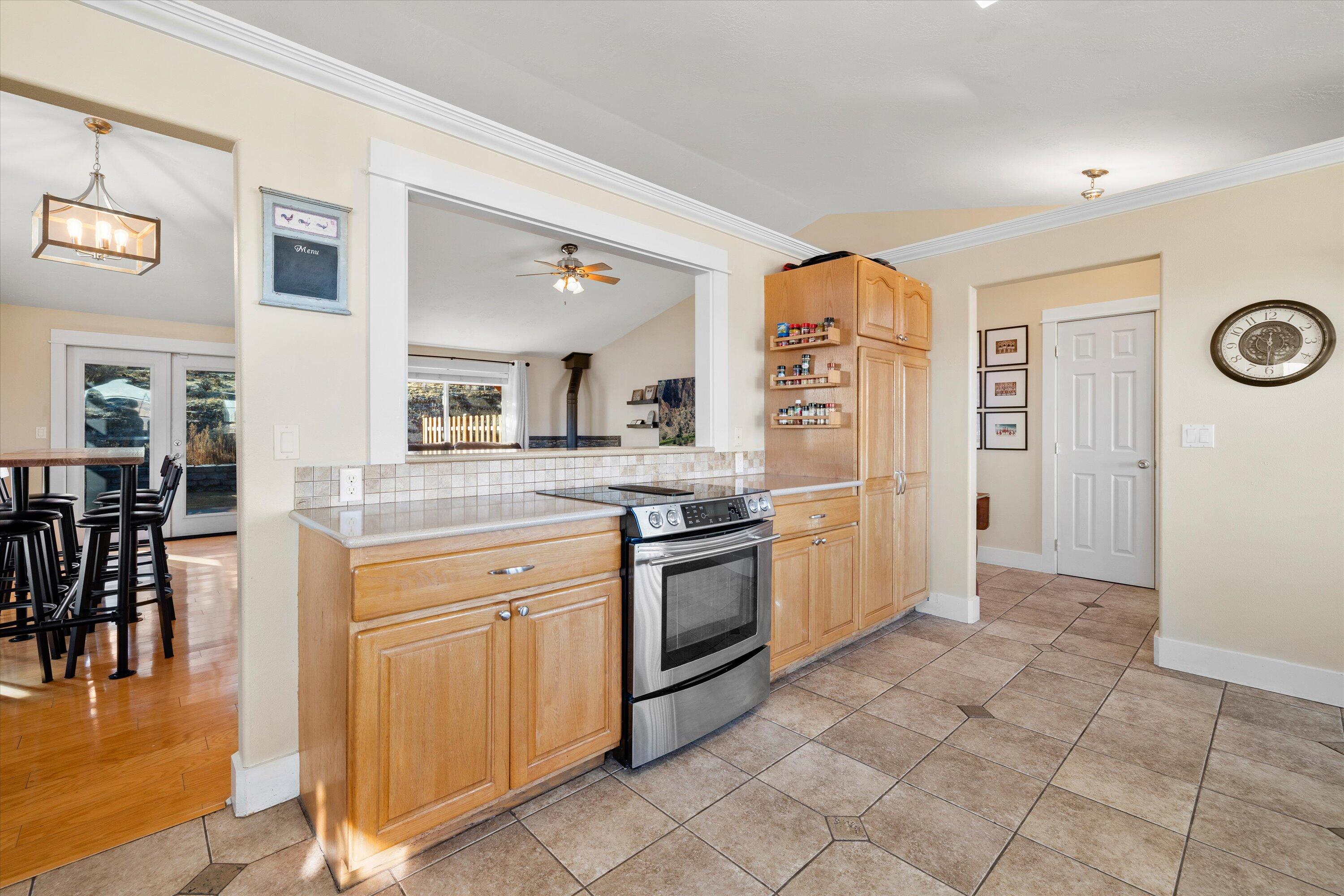 Terrebonne, Oregon 97760, United States, 6 Bedrooms Bedrooms, ,4 BathroomsBathrooms,Residential,Pending,100539