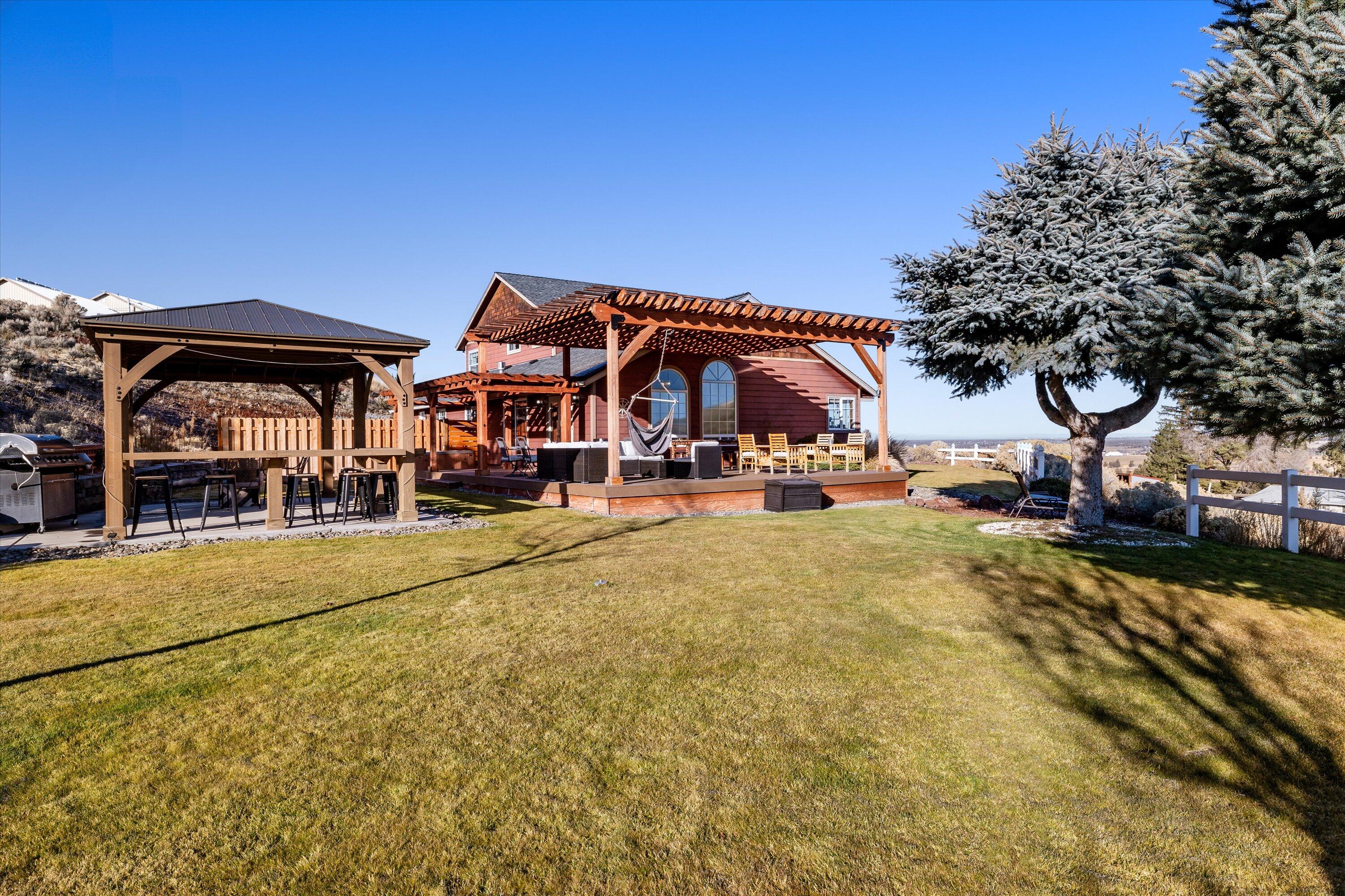 Terrebonne, Oregon 97760, United States, 6 Bedrooms Bedrooms, ,4 BathroomsBathrooms,Residential,Pending,100539