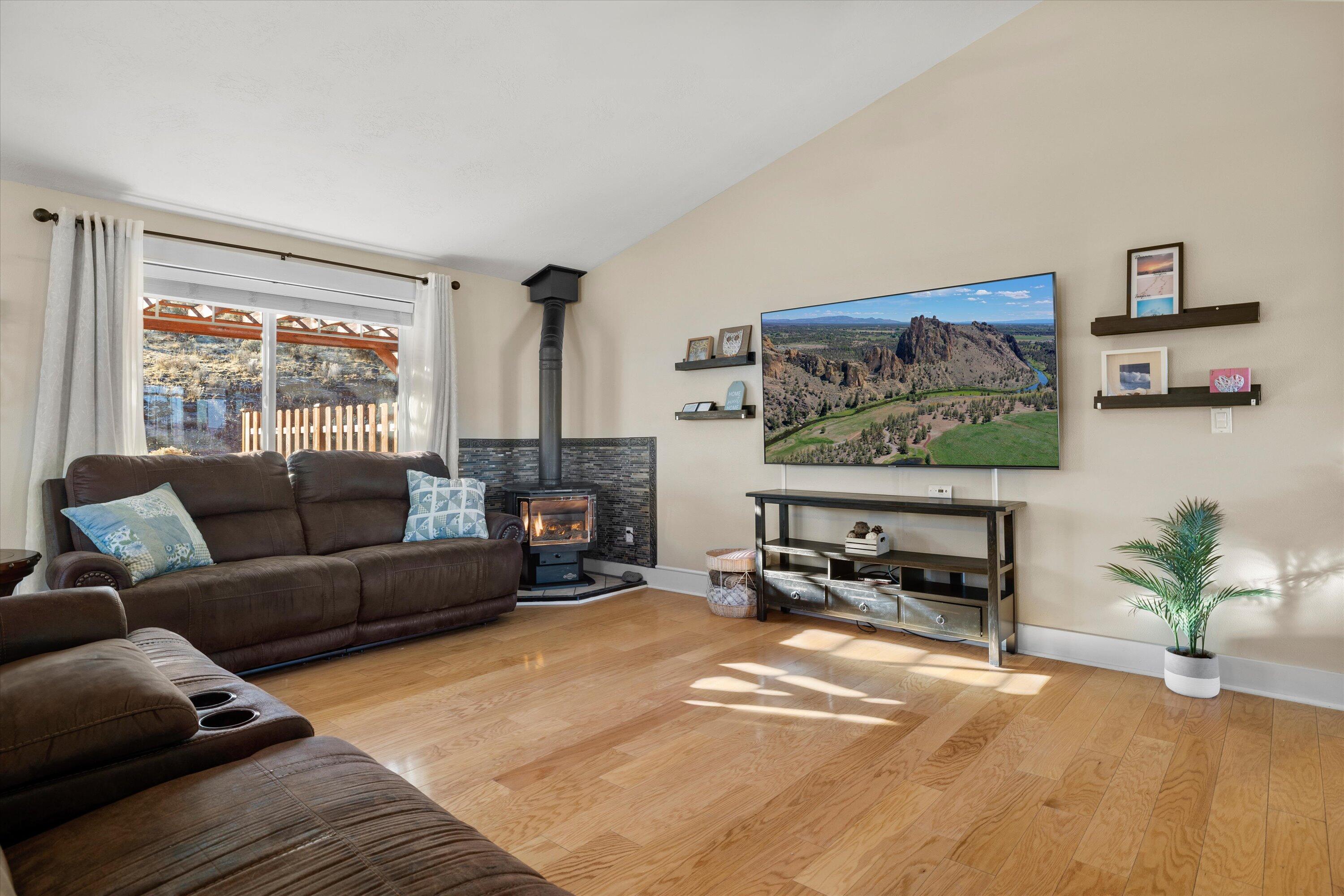 Terrebonne, Oregon 97760, United States, 6 Bedrooms Bedrooms, ,4 BathroomsBathrooms,Residential,Pending,100539