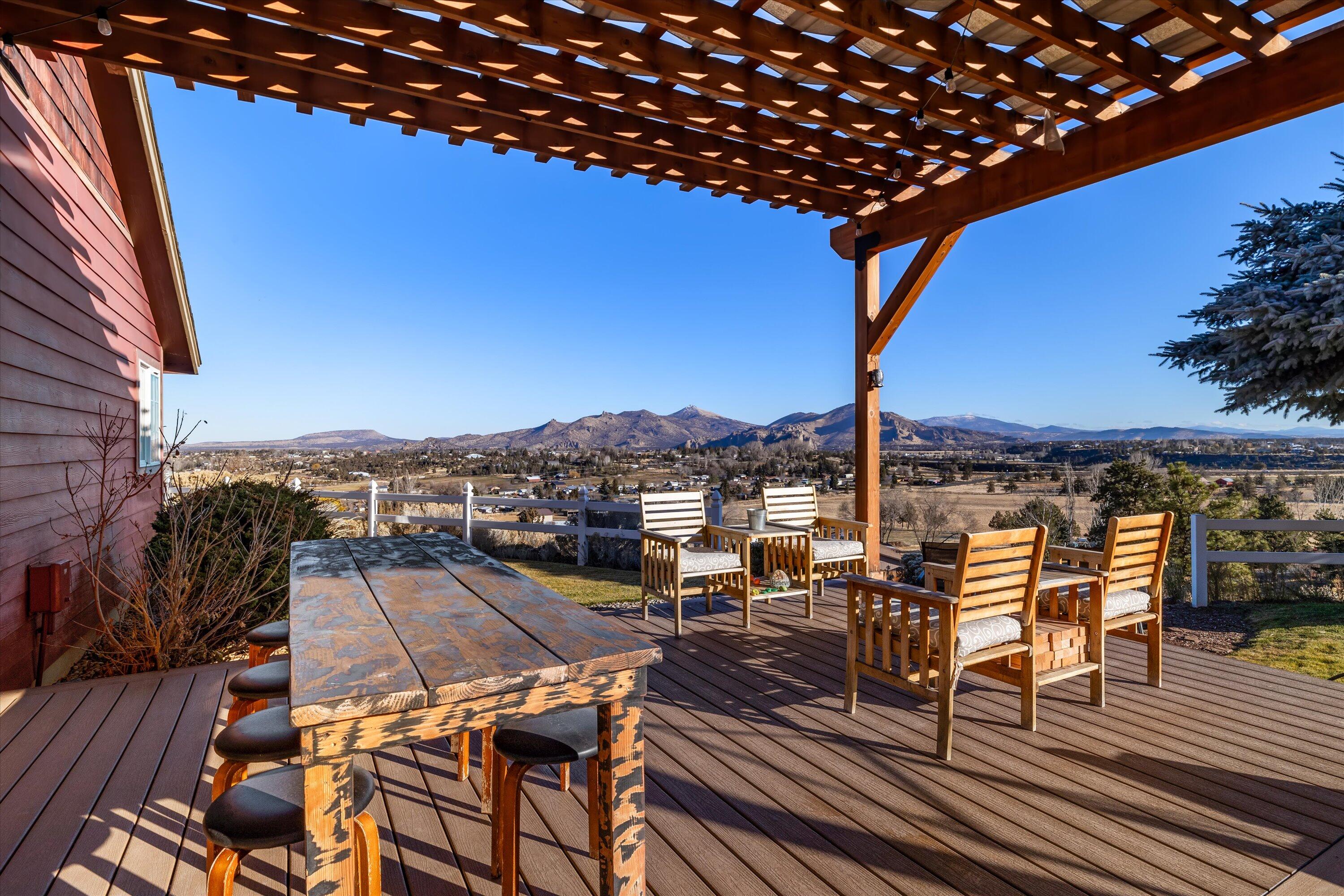 Terrebonne, Oregon 97760, United States, 6 Bedrooms Bedrooms, ,4 BathroomsBathrooms,Residential,Pending,100539