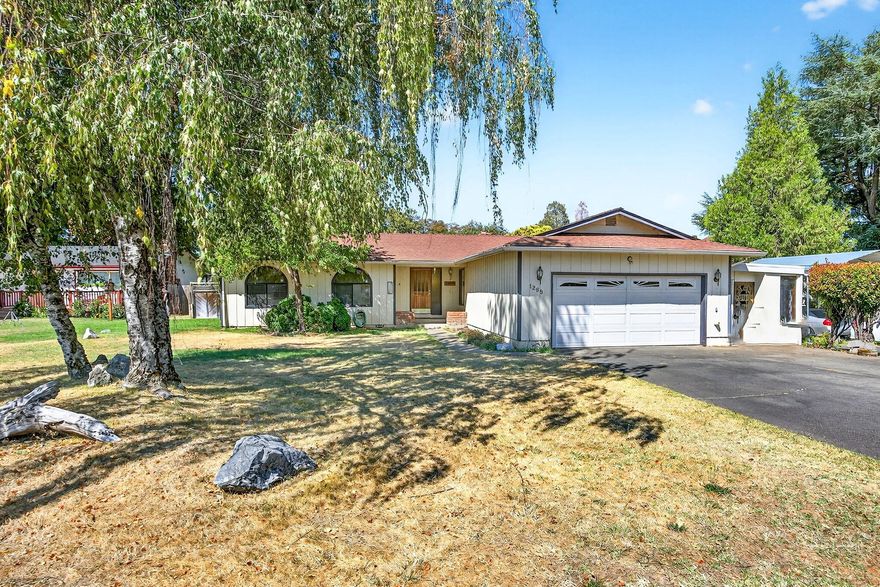 Spacious 3 bedroom,, 2 bath with 1452 sf.   Kitchen has been updated with new cabinets, counter tops, stainless steel appliances and new flooring.  Dining room with built-ins and snack bar. A two-sided brick fireplace between Living room and Family room.  Guest bath has been updated and has a tub/shower combo.
Large .28 of an acre with R-2 zoning.  In-ground fiberglass swimming pool.  An attached 2 car garage. Located in a cul-de-sac with District 7 schools.  Convenient location close to shopping, schools and hospital,