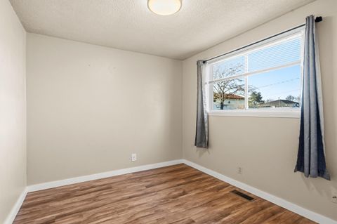 Tiny photo for 163 Berrydale Avenue, Medford, OR 97501 (MLS # 220213269)