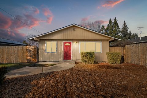 Photo of 163 Berrydale Avenue, Medford, OR 97501 (MLS # 220213269)