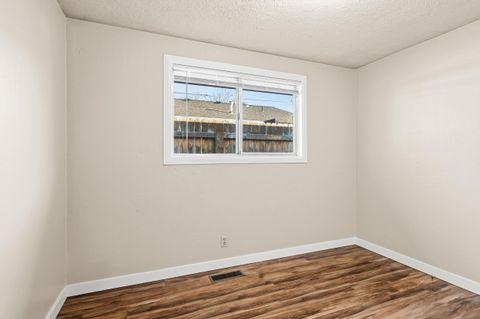 Tiny photo for 163 Berrydale Avenue, Medford, OR 97501 (MLS # 220213269)