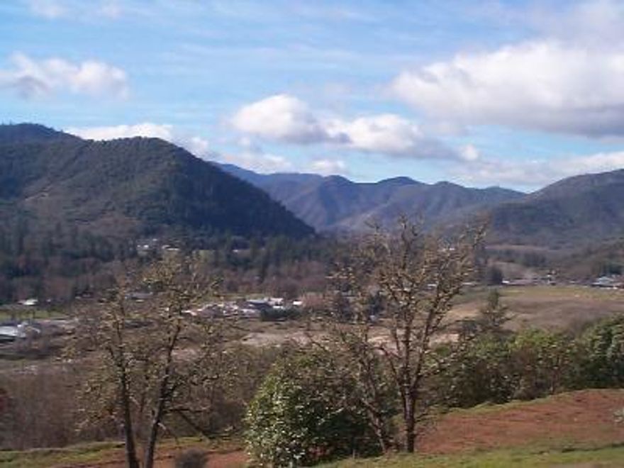 13.33 Acres adjacent to the city of Gold Hill! With southerly exposure, 5 GPM well, seller installing electricity to homesite, septic system & rocking entrance road. Nice trees, open feeling, views of the river gorge, Central Point night lights & wonderful mountian views. Freshly surveyed & ready to go!