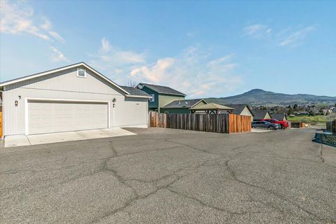 Tiny photo for 2264 College Way, Medford, OR 97504 (MLS # 220217543)
