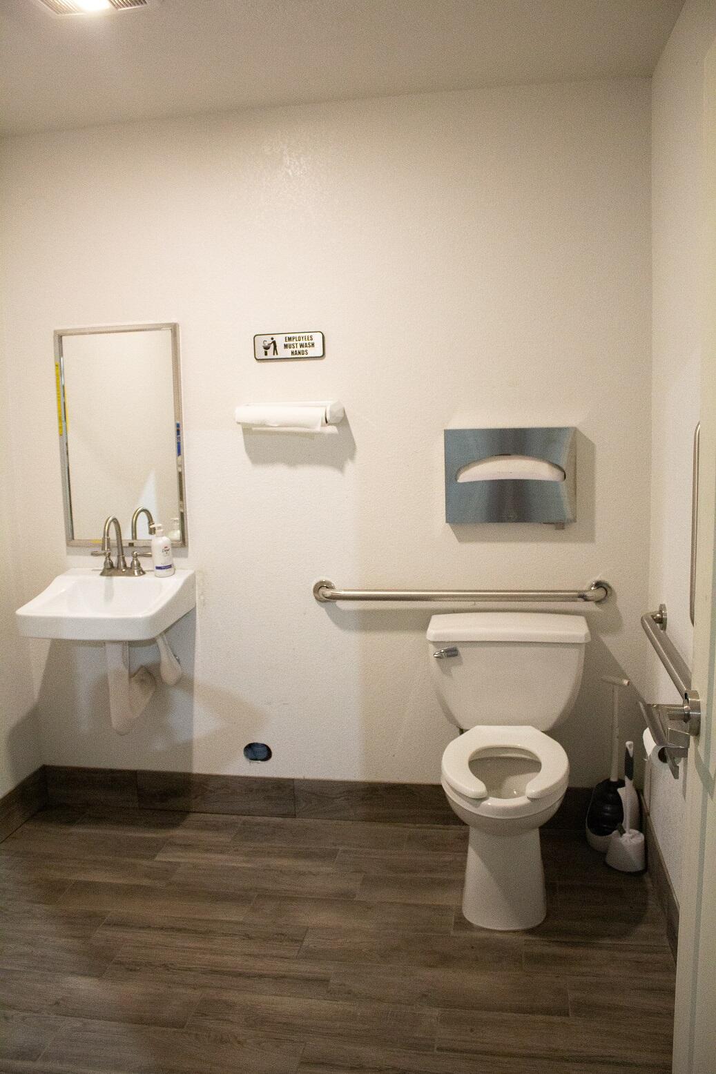 Main image without alt text