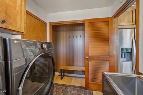 Tiny photo for 21770 Eastmont Drive, Bend, OR 97701 (MLS # 220223249)