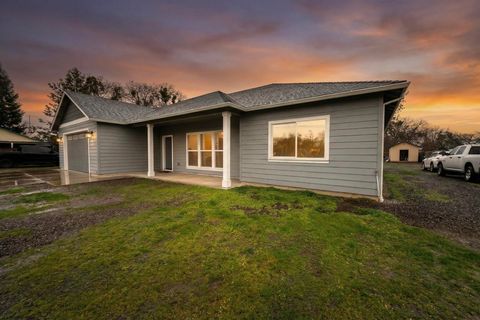 Tiny photo for 594 W Gregory Road, Central Point, OR 97502 (MLS # 220213594)