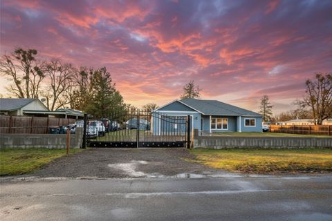 Photo of 594 W Gregory Road, Central Point, OR 97502 (MLS # 220213594)