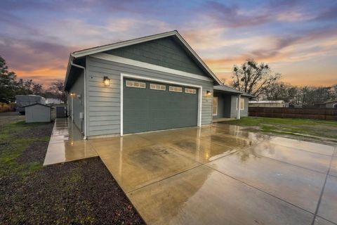 Tiny photo for 594 W Gregory Road, Central Point, OR 97502 (MLS # 220213594)