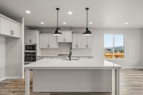 Tiny photo for 1153 Pumpkin #322, Eagle Point, OR 97524 (MLS # 220215052)