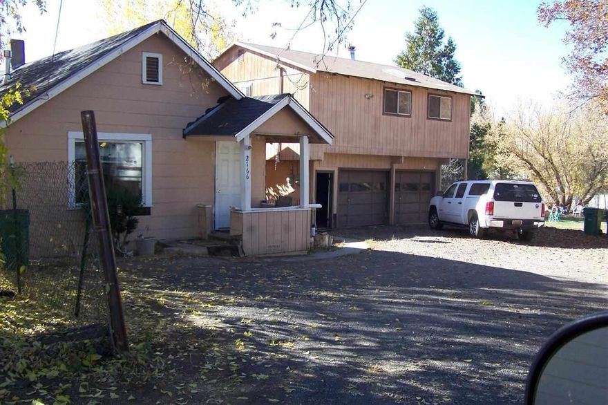 3 Bedroom 1 Bath Jouse And A Detached 2 Car Garage With A 1 Bed, 1bath Apartment On Top Of The Garage. Very Large Lot.$650 And $400