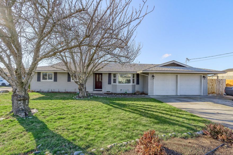 Bring the entire family for this one! Set in the heart of White City, this spacious property holds a lot size big enough for RV access, 2 car garage, and front yard with
maturing trees. Great 4 bedroom floor plan for potential of office space! Bay windows set in the living room with beautiful flooring. Updated kitchen as of 2015 accompanied with granite counters and cabinetry. Don't miss out on this home!