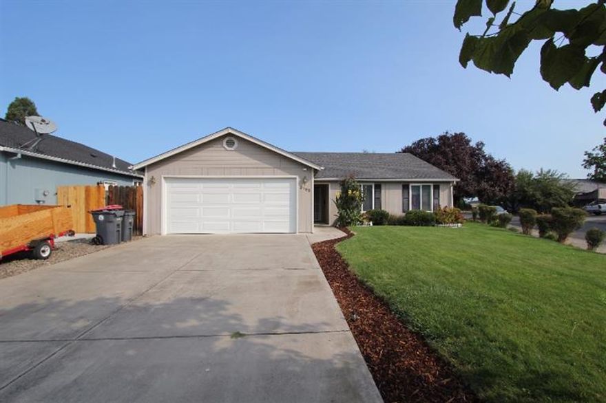 Beautiful home close to Medford and Central Point on a corner lot. Tile entry way opens up to large family room and dining area. Coffered ceilings make the living space feel light and airy. Home features Indoor laundry room and oversized garage. Master bedroom has walk in closet. Out back you will find 60' of beautiful handbuilt stream and 2 waterfalls to relax by while enjoying the beautiful plantings. Home has brand new heatpump.