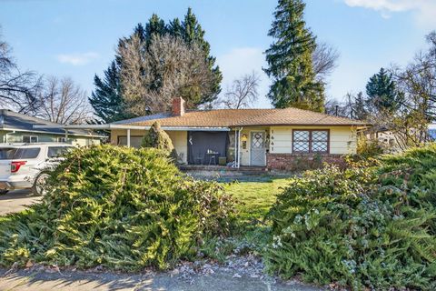 Photo of 1441 Jasper Street, Medford, OR 97501 (MLS # 220214393)