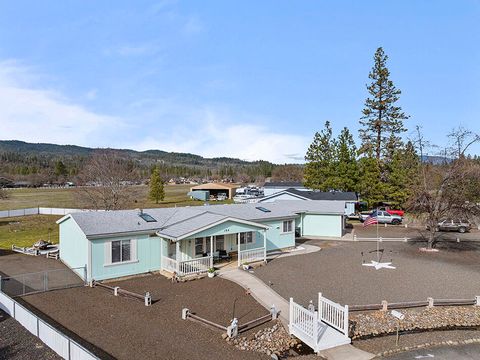 Photo of 104 Hart Circle, Shady Cove, OR 97539 (MLS # 220215525)