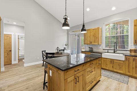 Tiny photo for 51795 Pine Loop Drive, La Pine, OR 97739 (MLS # 220221471)