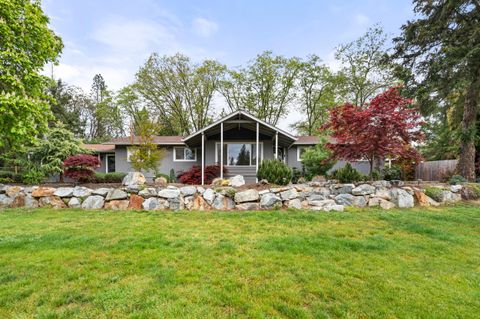 Photo of 198 Hessar Street, Grants Pass, OR 97527 (MLS # 220219448)