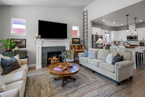 Tiny photo for 936 E Black Butte Avenue, Sisters, OR 97759 (MLS # 220214029)