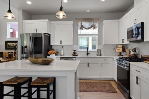 Tiny photo for 936 E Black Butte Avenue, Sisters, OR 97759 (MLS # 220214029)