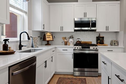 Tiny photo for 936 E Black Butte Avenue, Sisters, OR 97759 (MLS # 220214029)