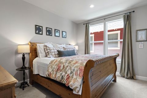 Tiny photo for 936 E Black Butte Avenue, Sisters, OR 97759 (MLS # 220214029)