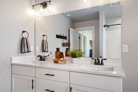 Tiny photo for 936 E Black Butte Avenue, Sisters, OR 97759 (MLS # 220214029)