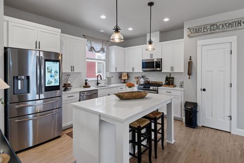 Tiny photo for 936 E Black Butte Avenue, Sisters, OR 97759 (MLS # 220214029)