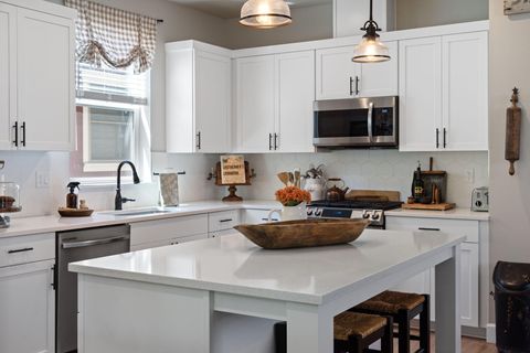 Tiny photo for 936 E Black Butte Avenue, Sisters, OR 97759 (MLS # 220214029)