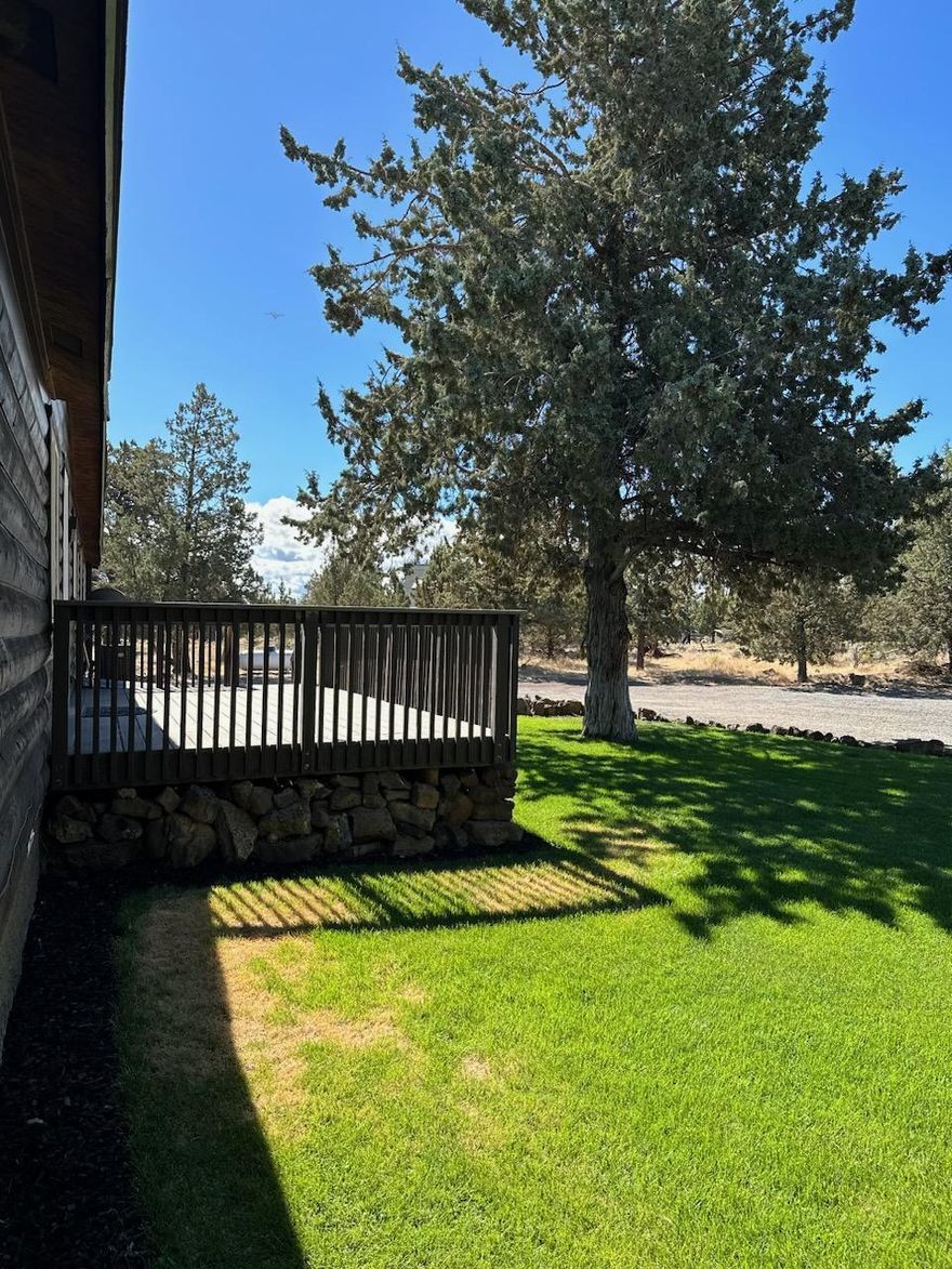 Beautiful Manufactured home on 5.19 Acres in Crooked River Ranch.