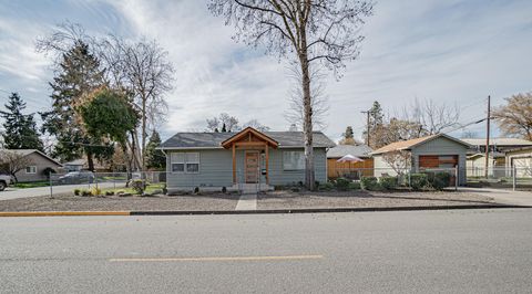 Tiny photo for 512 SE 10th Street, Grants Pass, OR 97526 (MLS # 220217258)