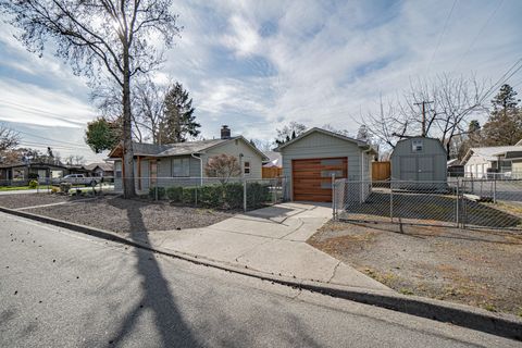 Tiny photo for 512 SE 10th Street, Grants Pass, OR 97526 (MLS # 220217258)