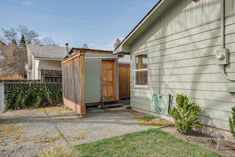 Tiny photo for 512 SE 10th Street, Grants Pass, OR 97526 (MLS # 220217258)