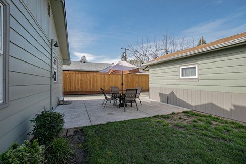 Tiny photo for 512 SE 10th Street, Grants Pass, OR 97526 (MLS # 220217258)