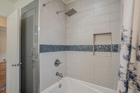 Tiny photo for 512 SE 10th Street, Grants Pass, OR 97526 (MLS # 220217258)