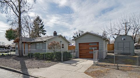 Tiny photo for 512 SE 10th Street, Grants Pass, OR 97526 (MLS # 220217258)