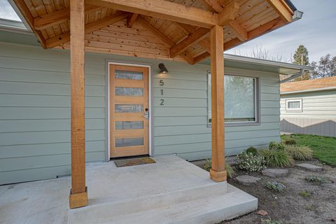 Tiny photo for 512 SE 10th Street, Grants Pass, OR 97526 (MLS # 220217258)