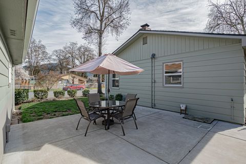 Tiny photo for 512 SE 10th Street, Grants Pass, OR 97526 (MLS # 220217258)