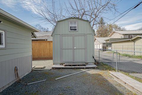 Tiny photo for 512 SE 10th Street, Grants Pass, OR 97526 (MLS # 220217258)