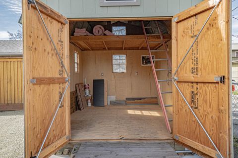 Tiny photo for 512 SE 10th Street, Grants Pass, OR 97526 (MLS # 220217258)