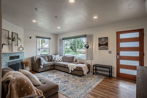 Tiny photo for 512 SE 10th Street, Grants Pass, OR 97526 (MLS # 220217258)