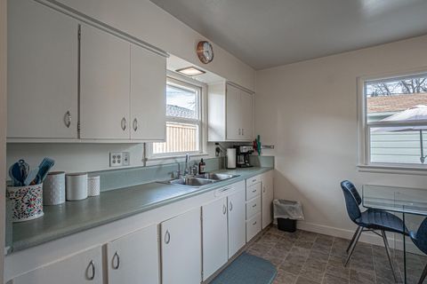 Tiny photo for 512 SE 10th Street, Grants Pass, OR 97526 (MLS # 220217258)